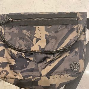 Lululemon Festival Bag Fatigue Green Black Camo